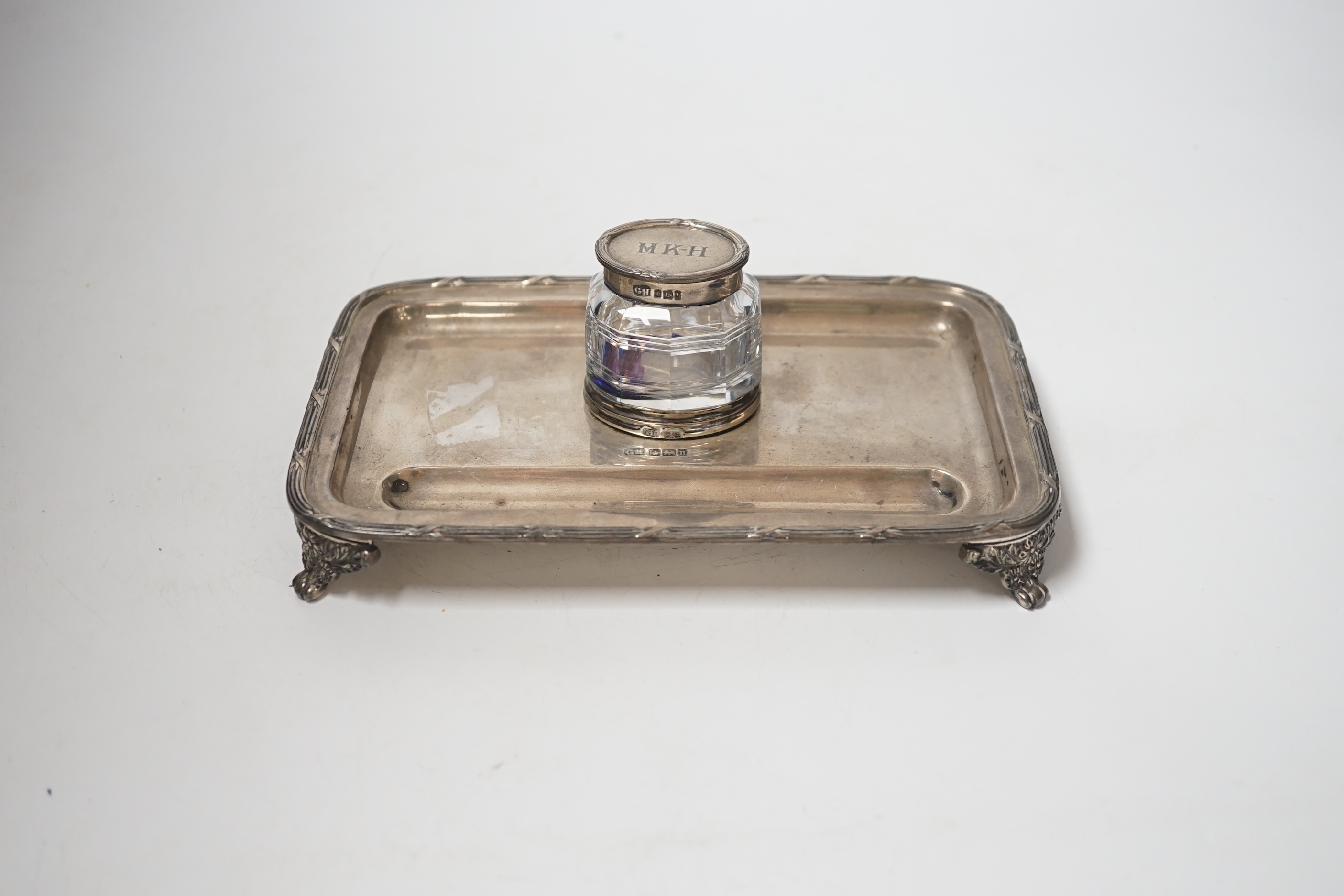 An Edwardian silver rectangular inkstand, with single mounted glass well, George Howson, Sheffield, 1903/5, 20cm, base, 11oz.